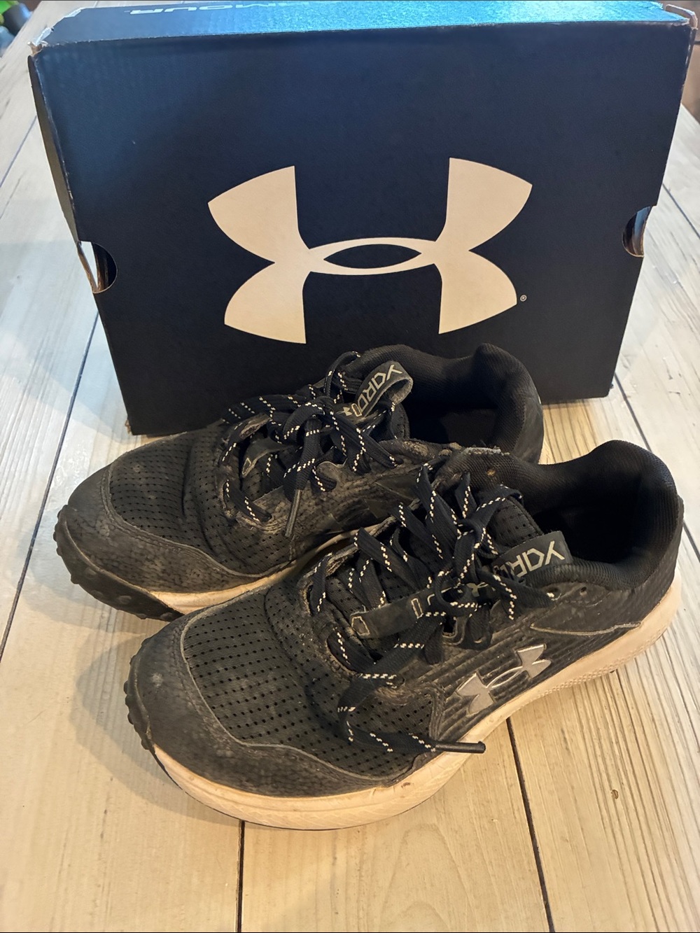 Under armor yard turf juniors Size 3